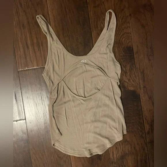Alo yoga tank size xs khaki/tan - Picture 2 of 3